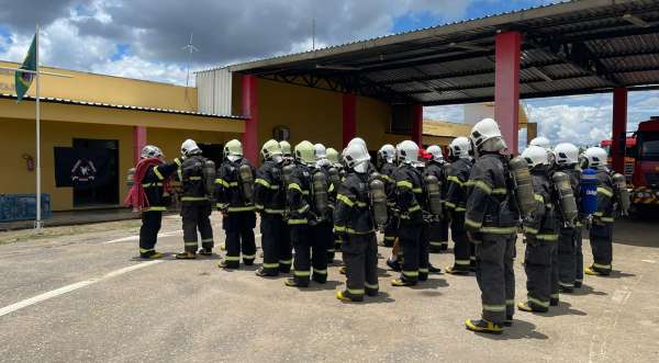 Bombeiros cearenses são treinados para combate a incêndio urbano