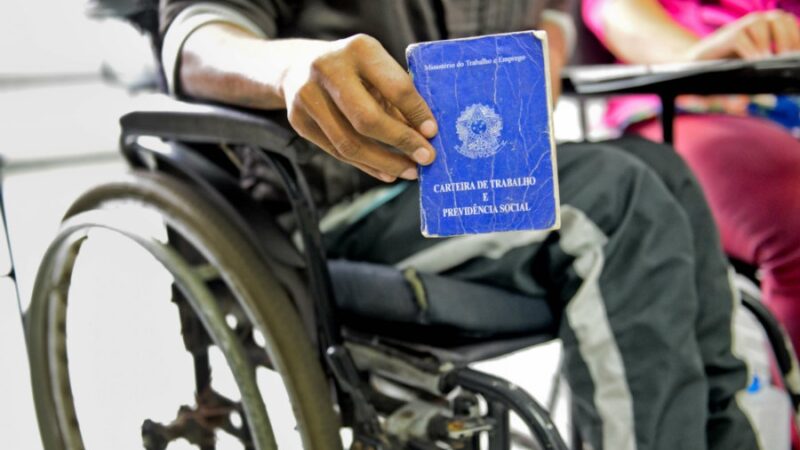 Comissão debate reserva de cargos para pessoas com deficiência e reabilitados