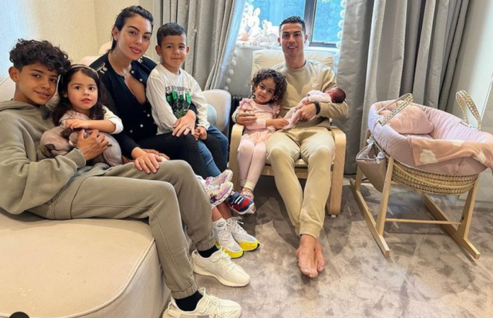 Cristiano Ronaldo divulga foto da família com a nova filha