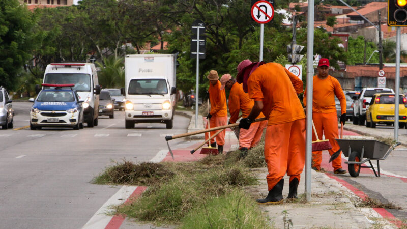 Prefeitura de Fortaleza realiza serviços de limpeza em 16 vias da capital