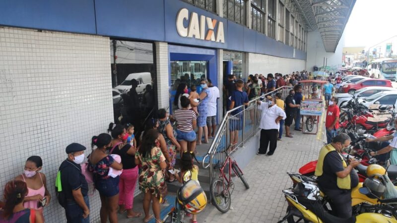 Auxílio Brasil: mais de 1 milhão de famílias estavam na fila de espera em fevereiro, diz estudo