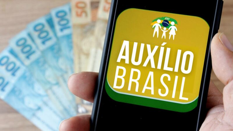 Auxílio Brasil: Bolsonaro sanciona MP que estabelece valor mínimo permanente de R$ 400, diz Planalto