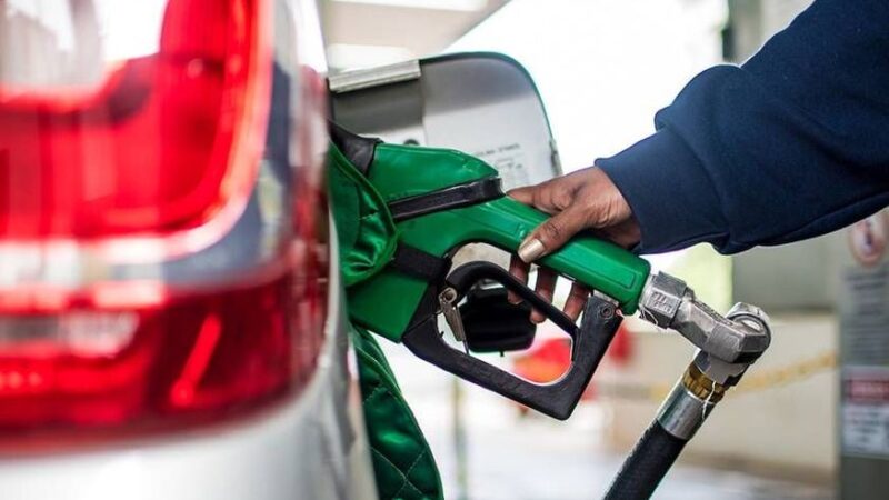 Preço da gasolina sobe pela 4ª semana seguida e marca novo recorde