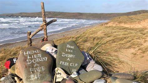 Como túmulo de Dobby, de Harry Potter, virou problema em praia britânica
