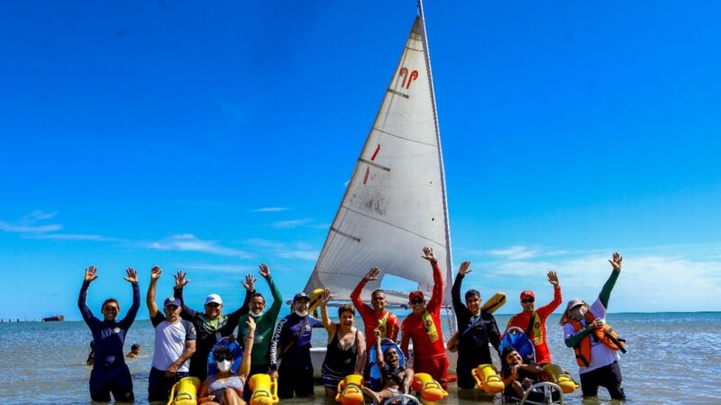 Projeto Praia Acessível passa a oferecer passeio de barco a vela