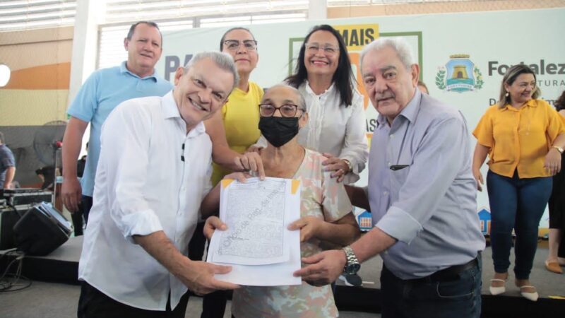 Prefeito José Sarto entrega aproximadamente mil papéis da casa para famílias do grande Pirambu