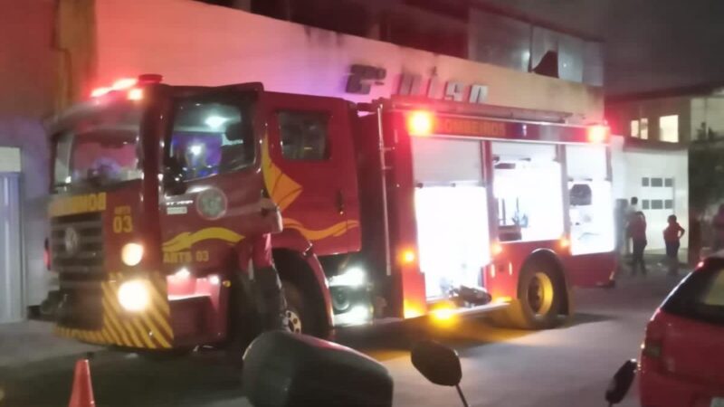 Comitê de deputado estadual é atingido por incêndio em Fortaleza