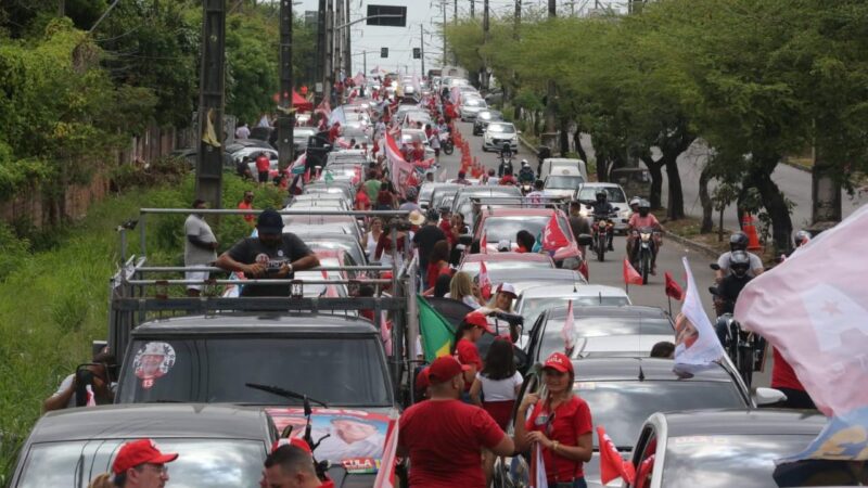 Camilo e Elmano participam de carreata em apoio a Lula em último dia de campanha no Ceará