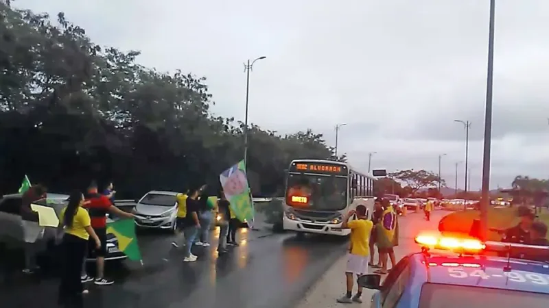 Bloqueios em vias do RJ entram no segundo dia; maioria do STF confirma ordem para que polícias impeçam interdições