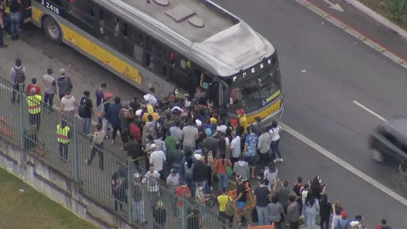 Linha 12-Safira da CPTM segue parada após descarrilamento; passageiros enfrentam manhã de caos em filas e ônibus lotados