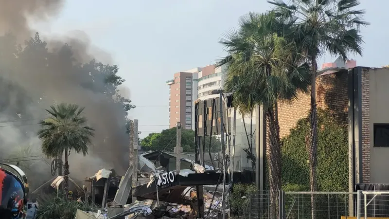 Forte explosão destrói restaurante e outros imóveis em Teresina; pelo menos uma pessoa ficou ferida