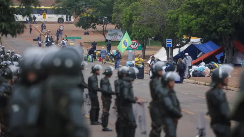 Corrosão geral da democracia passa por militarização da política, diz antropólogo