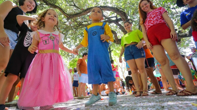 Pré-Carnaval infantil espalha confete e alegria no domingo do Passeio Público