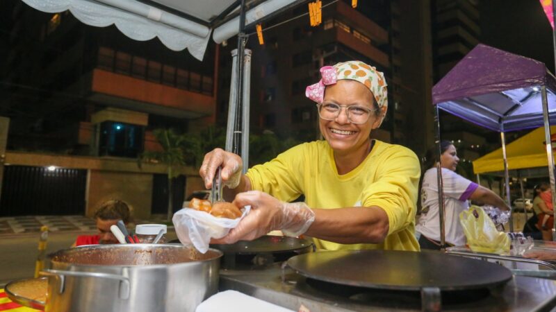 Ciclo Carnavalesco 2023 gera oportunidade de renda para vendedores ambulantes de Fortaleza