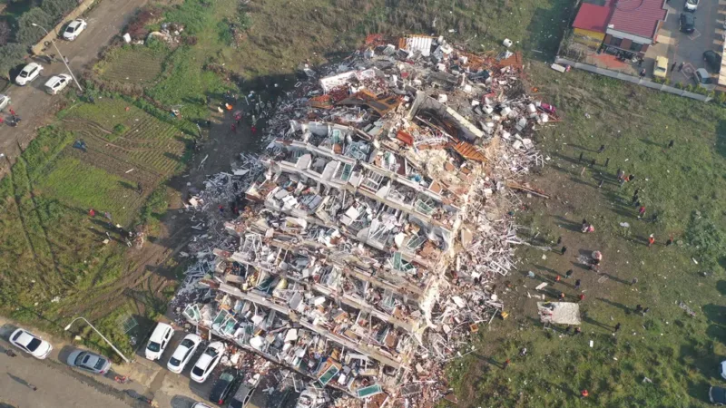 Número de mortos em terremoto na Turquia e na Síria passa de 5 mil