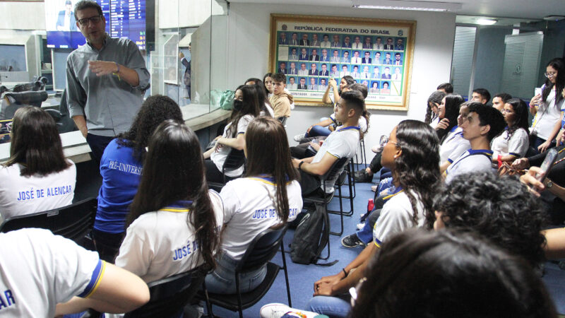 Alunos da Escola José de Alencar e escola de Guaiúba visitam a Alece