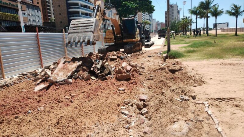 Prefeitura de Fortaleza inicia obras de urbanização no calçadão da Praia de Iracema