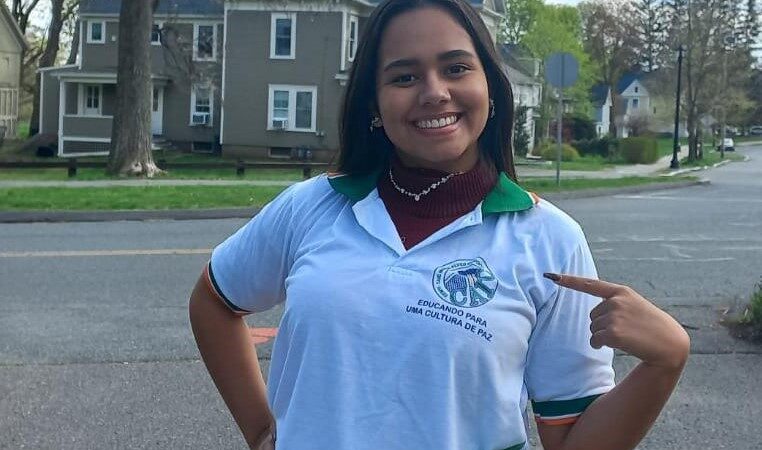 Aluna da EEMTI Maria Alves Carioca vence concurso nacional de redação e vai a Harvard