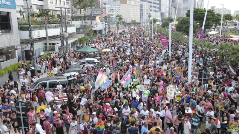 XXII Parada da Diversidade Sexual do Ceará lota Avenida Beira-Mar de Fortaleza