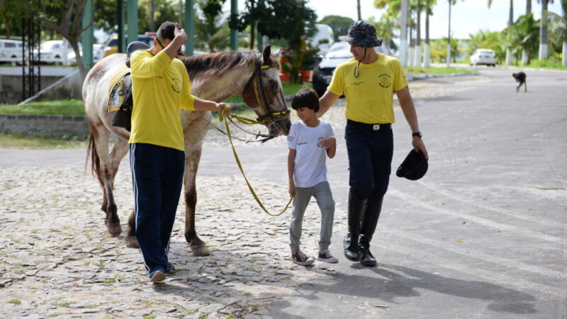 Terapia com cavalos da Polícia Militar auxilia desenvolvimento de crianças atípicas