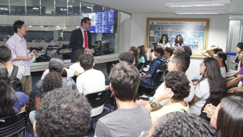 Estudantes de escolas da Parquelândia e José Walter visitam a Assembleia