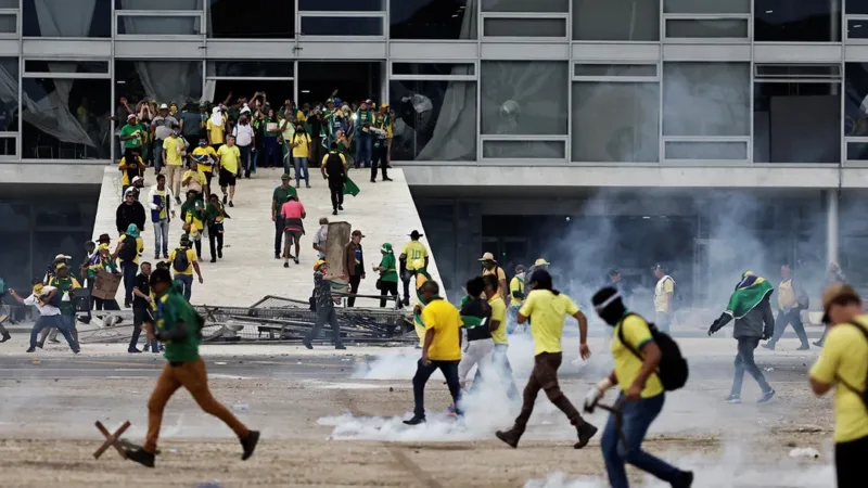 PF apreende passaportes, bens e armas de suspeitos de financiar atos golpistas