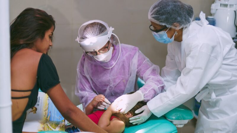 Bebê Clínica Odontológica auxilia familiares nos cuidados bucais de bebês e crianças