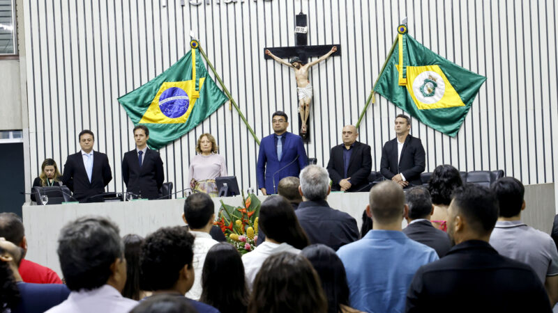 Alunos medalhistas da ONHB recebem homenagem em solenidade na Alece