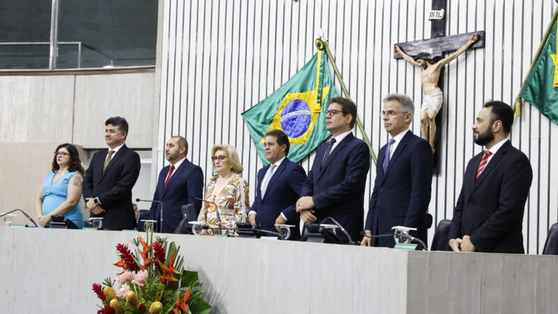 Alece entrega Prêmio Frei Tito a integrantes do Movimento das Mães do Curió