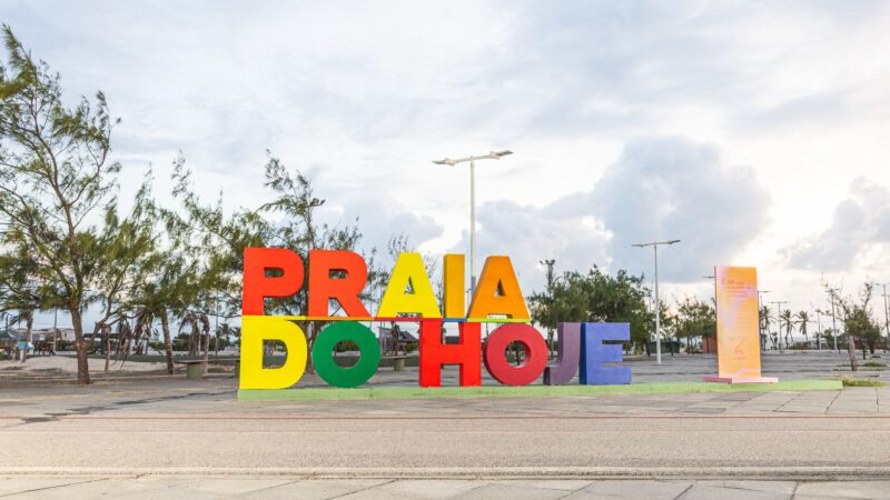 Em parceria com Natura, Prefeitura faz troca temporária do letreiro da Praia do Futuro para “Praia do Hoje”