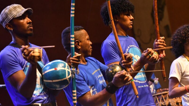 “Resistência Ancestral”: Espetáculo traz orquestra de berimbaus, tambor de crioula e toda a conexão sagrada da Capoeira Angola ao TJA