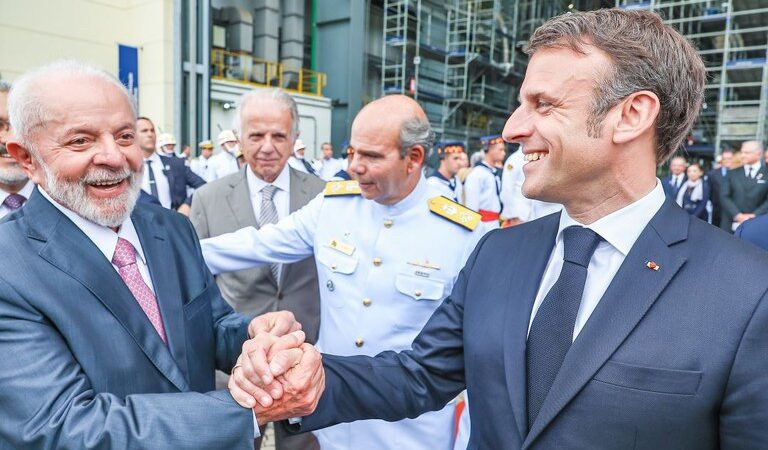 Lula e Macron têm reunião de trabalho em Brasília no último dia da visita do líder francês ao Brasil