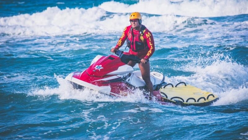 Guarda-vidas com motoaquática resgata três banhistas ilhados em Fortaleza