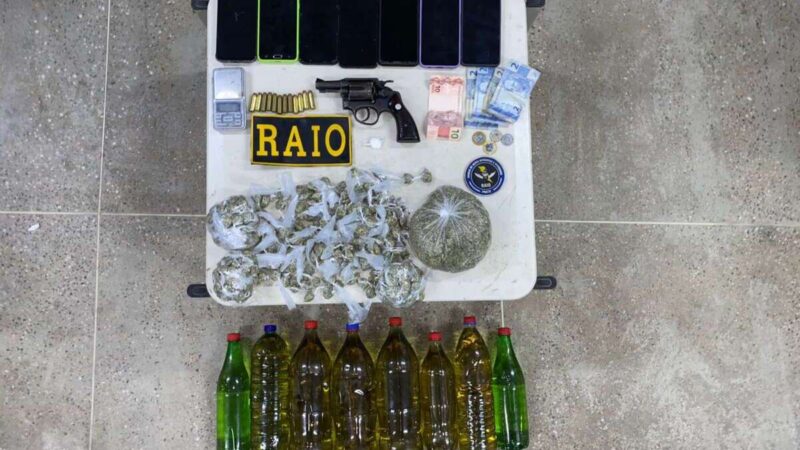 PMCE prende dupla com arma, drogas e combustível armazenado de forma irregular em Baturité