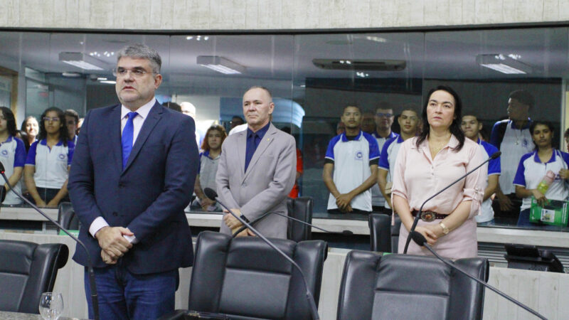 Plenário da Alece presta minuto de silêncio pelo falecimento de Adauto Machado de Castro