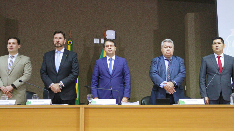 Alece presta minuto de silêncio em homenagem póstuma a três pessoas