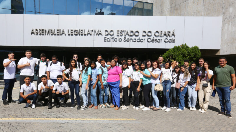 Alunos de Maranguape e do Conjunto Palmeiras visitam a Alece nesta quarta