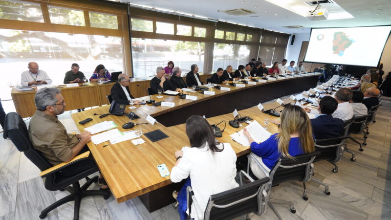 Governador Elmano de Freitas discute demandas regionais com integrantes da Regional Nordeste 1 da CNBB