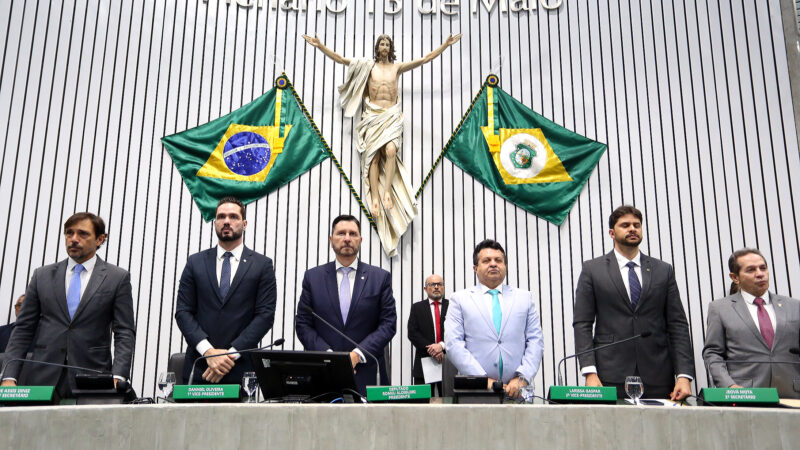 Alece presta minuto de silêncio por falecimento do radialista Júlio Sales