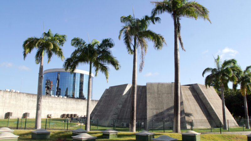 Alece homenageia Academia Cearense de Teatro em sessão solene nesta quarta