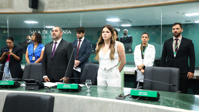 Plenário da Alece presta minuto de silêncio por morte de empresário assassinado em Fortaleza