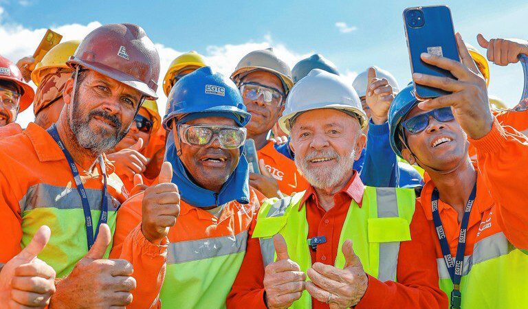 Lula confere obras na Dutra: ‘Visitar um canteiro é ver conquistas do Governo na prática’