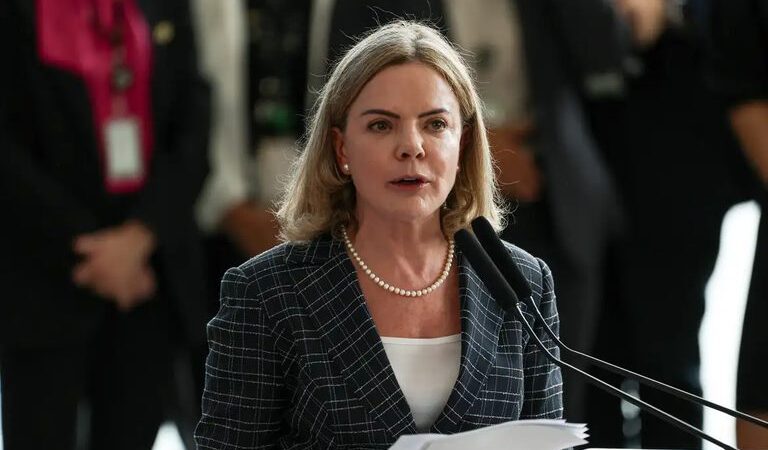 Ministra Gleisi Hoffmann telefona para prefeitos brasileiros em Israel