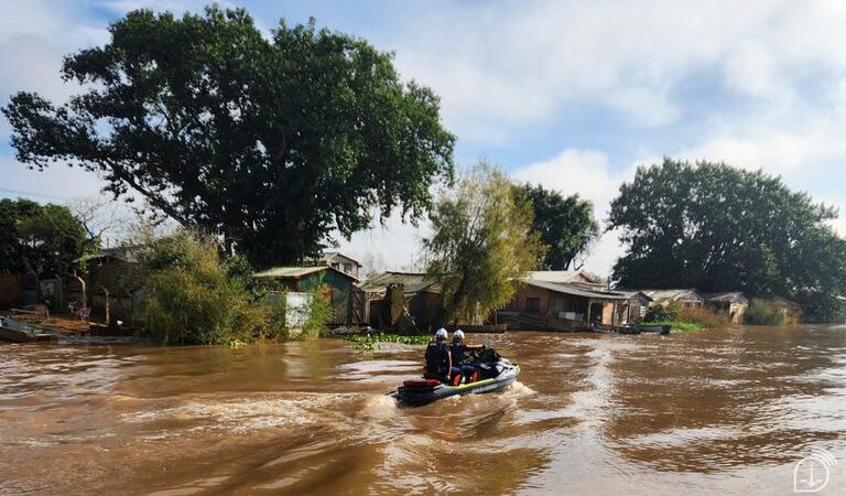 Cheias afetam 127 municípios do RS e Marinha é acionada para resgates
