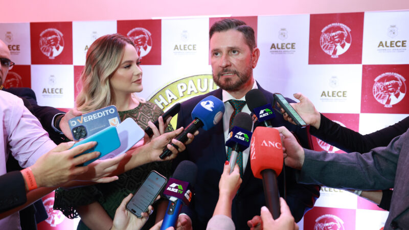 Autoridades elogiam entrega da Medalha Paulo Bonavides pela Alece