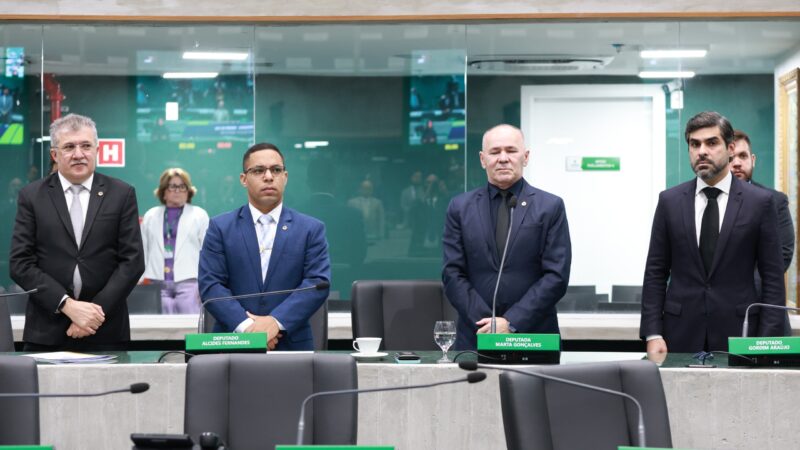 Alece presta minuto de silêncio pelas mortes de comerciantes em Itapajé