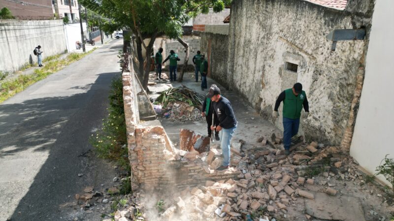 Capital Limpa e Ordenada: Agefis remove muro irregular que invadia pista na Aldeota