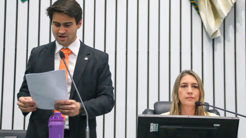 Tramita na Alece proposta que amplia oferta de CNH gratuita e doa capacetes a entregadores