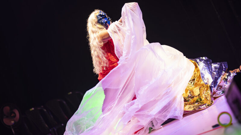 Espetáculo “O Que Resta” explora a relação entre corpo, luz e espaço no Teatro Dragão do Mar