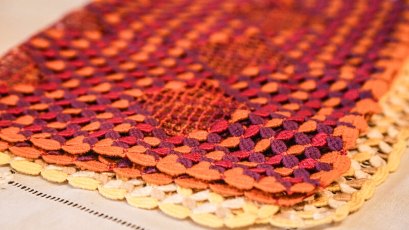 Loja da CeArt recebe artesãos do crochê, bordado e couro